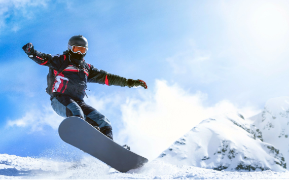 Россияне прошедшей зимой стали чаще кататься на горных лыжах и сноуборде